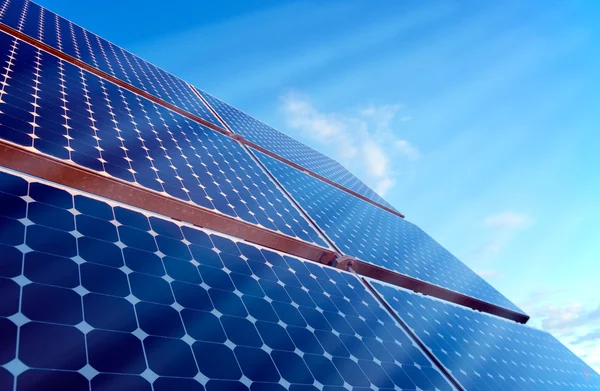 Панелі сонячних батарей з сонцем — стокове фото
