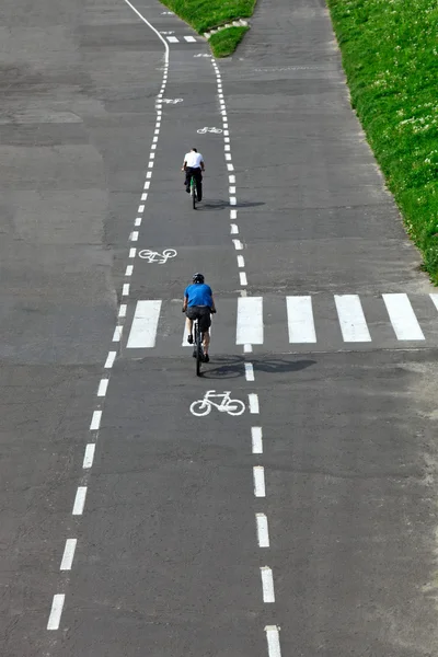 Biciclista andar de bicicleta em um caminho de bicicleta — Fotografia de Stock