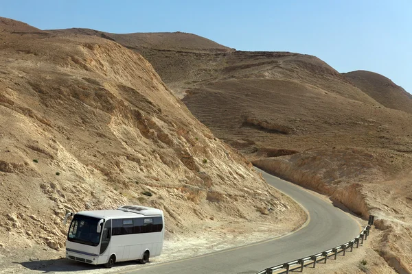 Tourbus op verlaten weg, Israël — Stockfoto