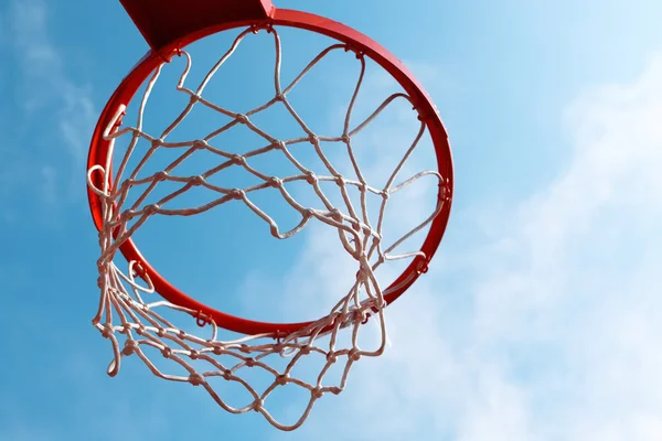 Basketbal hoepel op blauwe hemel — Stockfoto