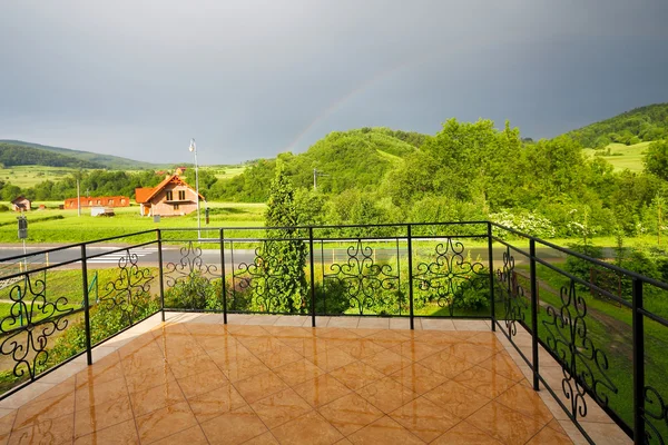 Yeşil dağ bir balkon Panoraması — Stok fotoğraf