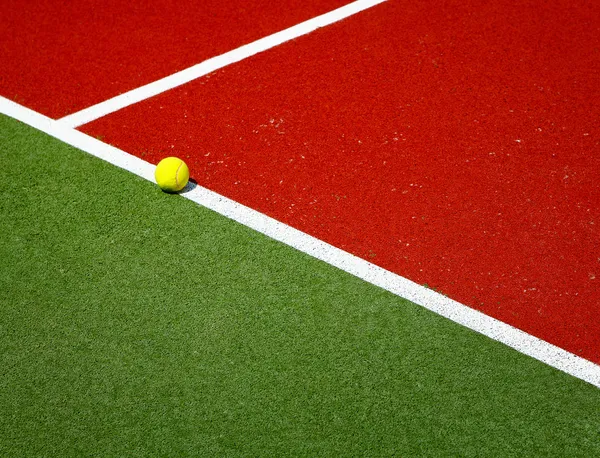 Tenisový kurt s míčem — Stock fotografie