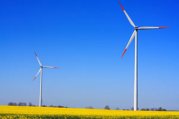 Větrná energie na modré obloze — Stock fotografie