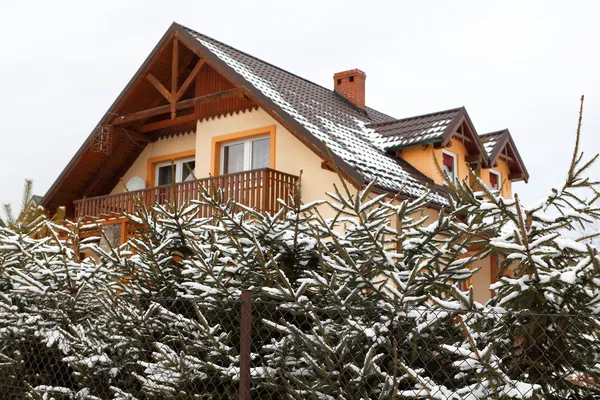 Neues Haus in Winterlandschaft — Stockfoto