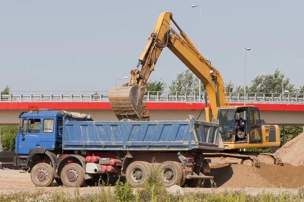 Excavadora cargando un camión — Foto de Stock