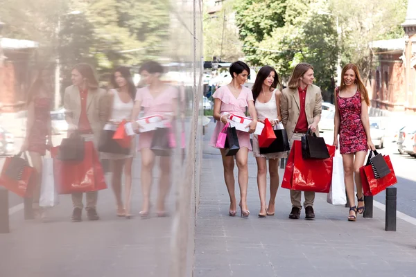 Group of friends with shopping bags — Stock Photo, Image