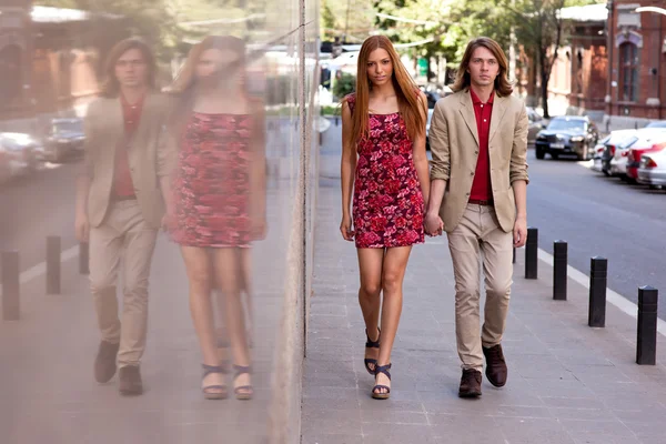 Młoda para spacerująca ulicą — Zdjęcie stockowe