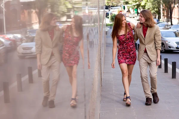 Młoda para spacerująca ulicą — Zdjęcie stockowe