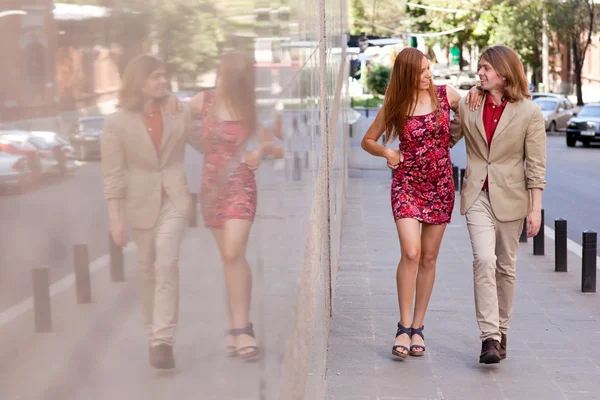 Jeune couple marchant dans la rue — Photo