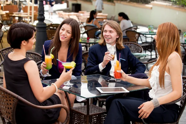 Grupo de amigos disfrutando de cócteles — Foto de Stock