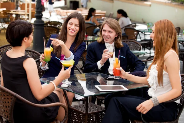 Группа друзей, наслаждающихся коктейлями — стоковое фото