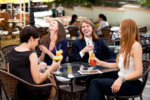 Gruppo di amici che si godono un cocktail — Foto Stock