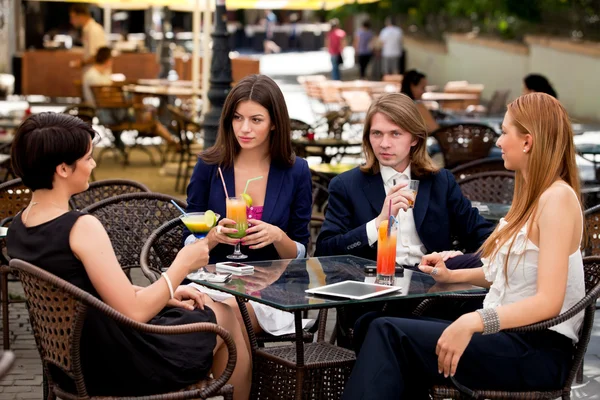 Gruppe von Freunden genießen Cocktails — Stockfoto