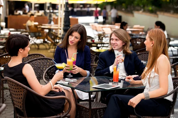 Grupo de amigos disfrutando de cócteles — Foto de Stock