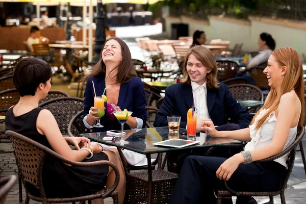 Группа друзей, наслаждающихся коктейлями — стоковое фото