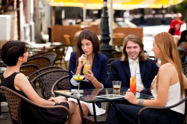 Gruppe von Freunden genießen Cocktails — Stockfoto