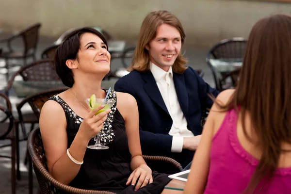 Group of friends enjoying cocktails — Stock Photo, Image