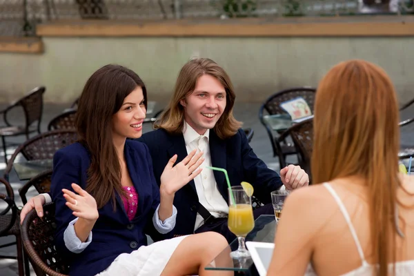 Group of friends enjoying cocktails — Stock Photo, Image