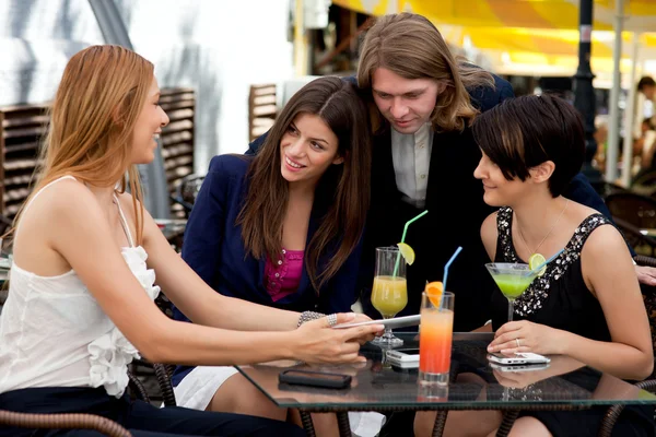 Grupp vänner njuter av drinkar — Stockfoto