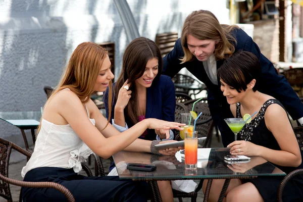 Grupa przyjaciół przy koktajlach — Zdjęcie stockowe