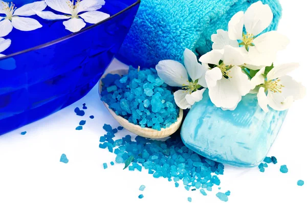 Αλάτι και σαπούνι μπλε με πετσέτα και τα λουλούδια της apple — Φωτογραφία Αρχείου