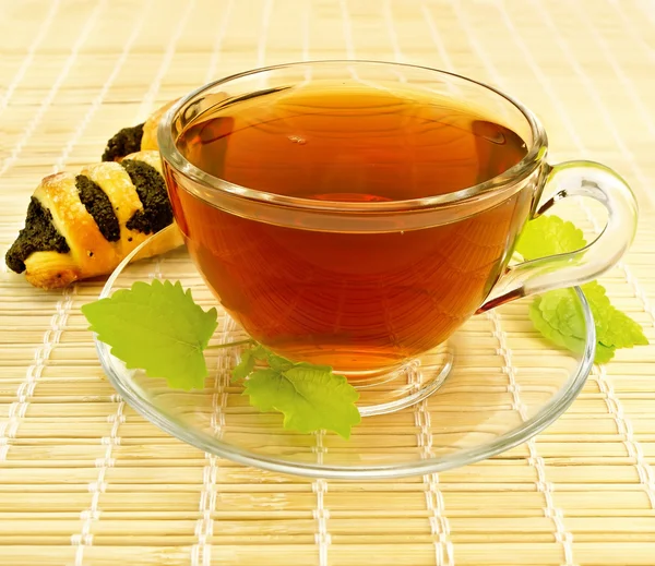 Čaj s mátou a soubory cookie na ubrousek bambus — Stock fotografie