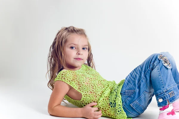 漂亮的小女孩与放养的衣服和牛仔裤在西塔 — 图库照片