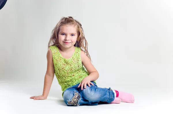 Schönes kleines Mädchen mit Strumpfkleidung und Jeans in einem Studi — Stockfoto