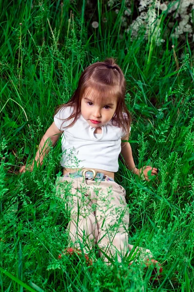 Çimenlerin üzerinde genç kız — Stok fotoğraf