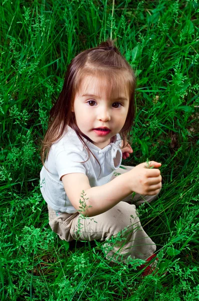 Młoda dziewczyna na trawie — Zdjęcie stockowe