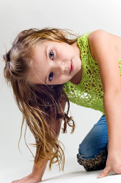 漂亮的小女孩与放养的衣服和牛仔裤在西塔 免版税图库图片