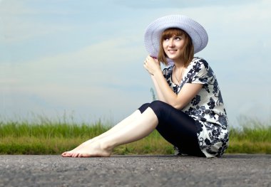 güzel genç kız açık havada bir şapka oturur