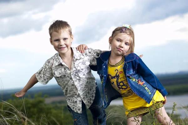Bambini divertenti su uno sfondo un paesaggio — Foto Stock
