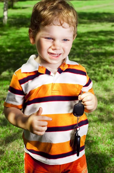 Μικρό αγόρι είναι το καλοκαίρι σε έναν χορτοτάπητα — Φωτογραφία Αρχείου
