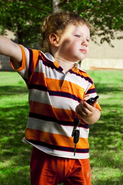 Маленький мальчик летом на лужайке — стоковое фото