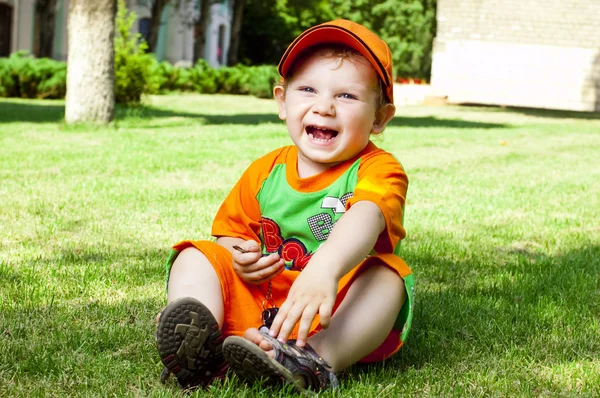 Mały chłopiec jest latem na trawniku — Zdjęcie stockowe