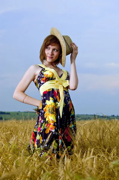 Mooie jonge meisje is op het gebied van tarwe — Stockfoto