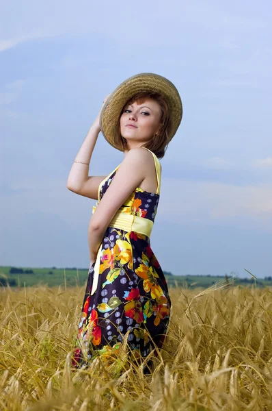 Menina bonita está no campo do trigo — Fotografia de Stock
