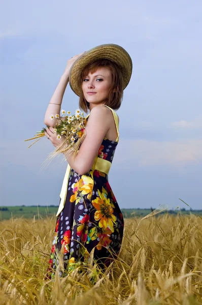 Menina bonita está no campo do trigo — Fotografia de Stock