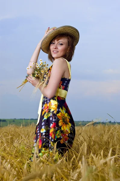 Schönes junges Mädchen ist im Weizenfeld — Stockfoto