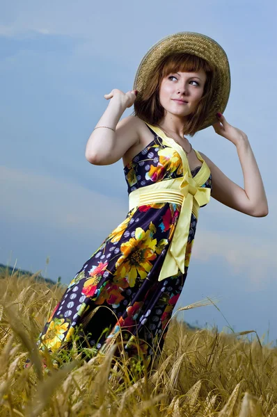 Beautiful young girl is in the field of wheat — Stock Photo, Image