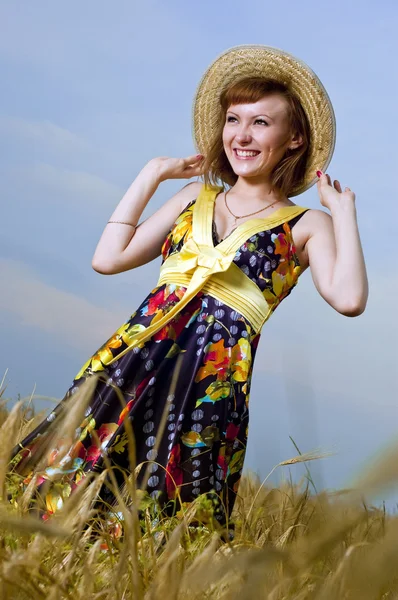 Piękna, młoda dziewczyna jest w polu pszenicy — Zdjęcie stockowe