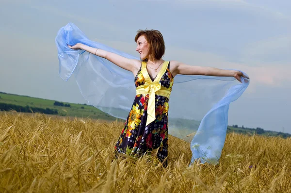 Красивая молодая девушка на поле пшеницы — стоковое фото