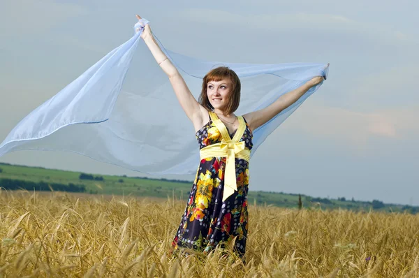 Krásná mladá dívka je v oblasti pšenice — Stock fotografie