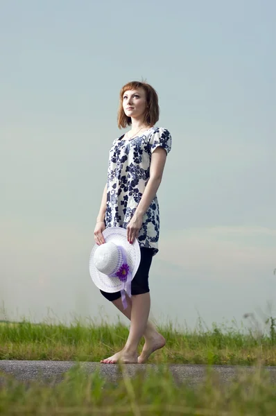 Romantiska ung flicka är utomhus på en bakgrund himmel — Stockfoto