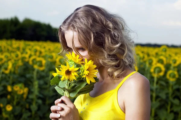 Sun young girl in the field with sunflowers — Stock Photo, Image