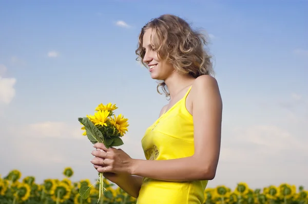 Zon jong meisje in het veld met zonnebloemen — Stockfoto