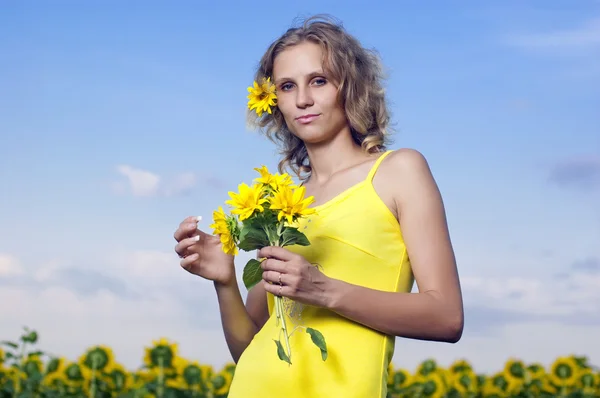 Güneş alanında ayçiçeği ile genç kız — Stok fotoğraf