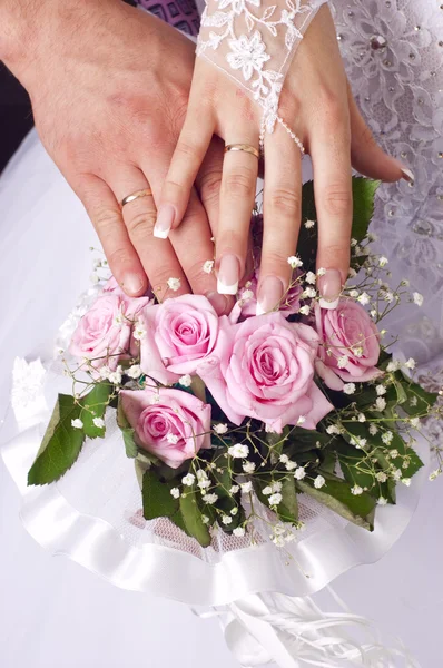 Boeket van inschrijving roses, handen en ringen van het huwelijk — Stockfoto