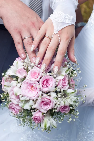 Wedding bouquet from tender roses, hands and rings — Stock Photo, Image